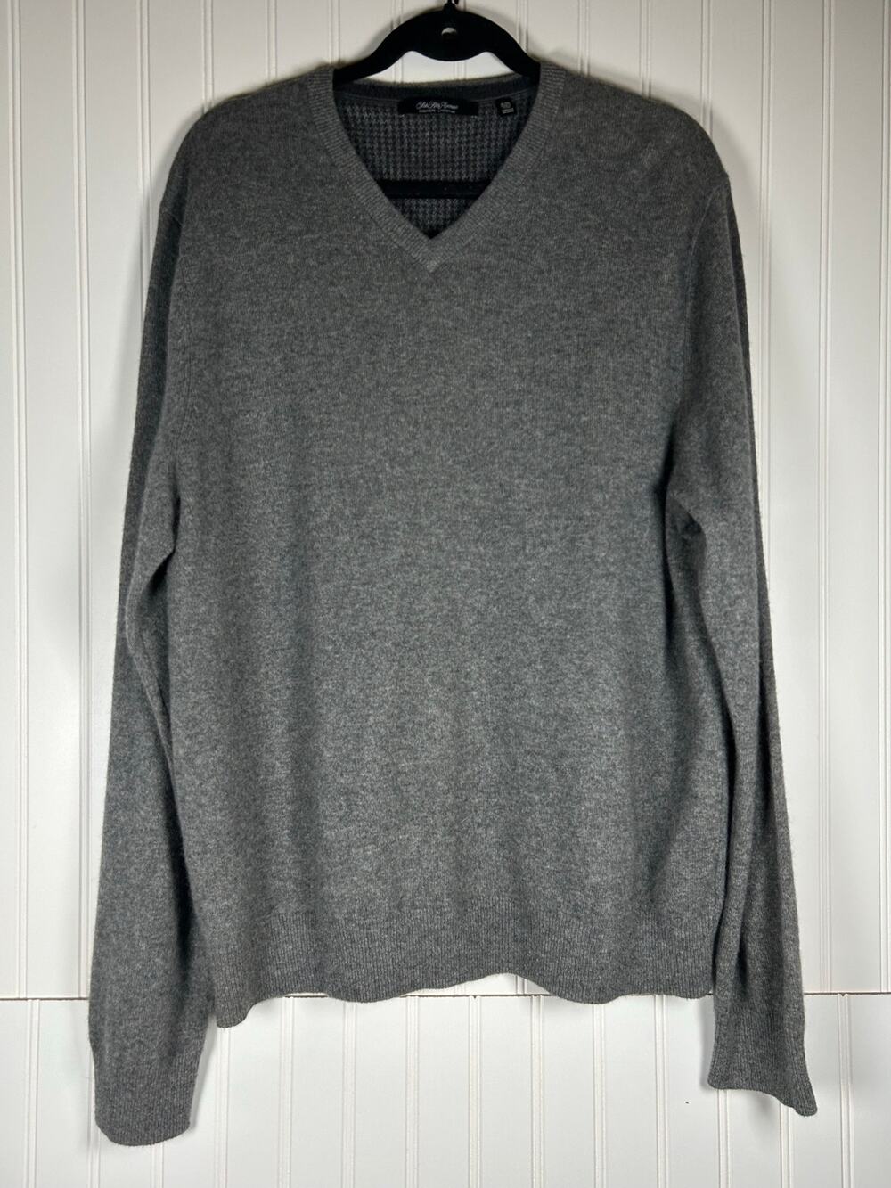 Saks Fifth Avenue Mens size XL 100% Cashmere V-Neck Pullover Sweater Grey office